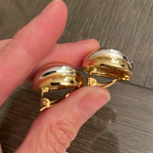 Vintage Round Two-tone Ribbed Clip Earrings - Picture 13 of 15
